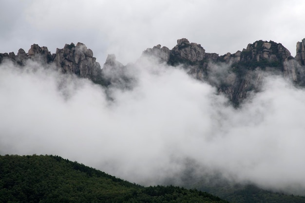 Panoramablick auf Berge gegen den Himmel