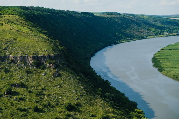 Panoramablick auf Berge und Fluss