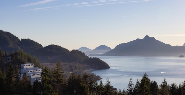 Panoramablick auf Britannia Beach während der Wintersaison