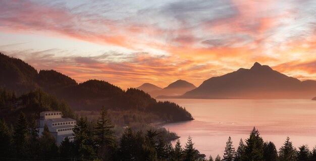 Panoramablick auf Britannia Beach während der Wintersaison