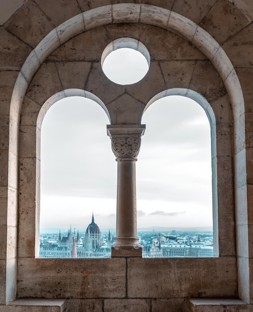 Panoramablick auf Budapest durch die Fenster
