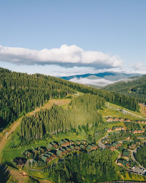 Panoramablick auf Bukovel in den ukrainischen Karpaten. Platz kopieren