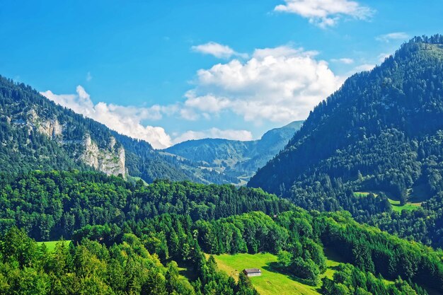 Panoramablick auf Chalets auf den Bergen der Voralpen im Bezirk Greyerz im Kanton Freiburg in der Schweiz