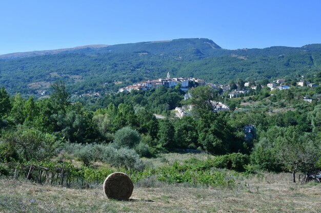 Panoramablick auf Civitanova del Sannio, ein altes Dorf in den Bergen der Provinz Isernia