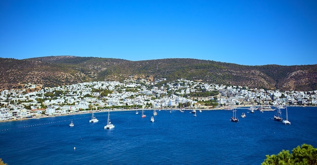 Panoramablick auf das Ägäische Meer, traditionelle weiße Häuser Yachthafen von Bodrum Castle, Türkei