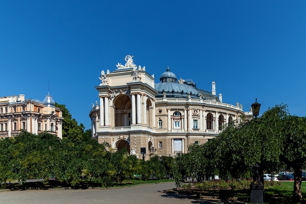 Panoramablick auf das älteste Theater in Odessa mit wunderschön dekorierten Elementen