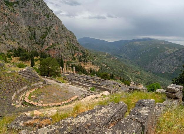 Panoramablick auf das antike Theater in Delphi vor dem Hintergrund der Berge in Griechenland