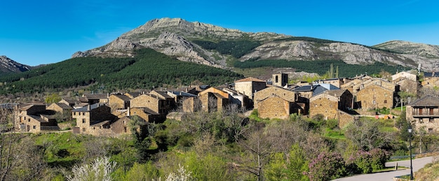 Foto panoramablick auf das bergdorf valverde de los arroyos auf der route der schwarzen dörfer