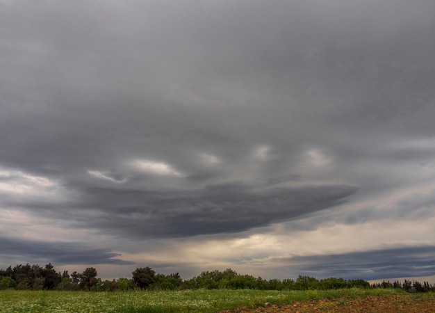 Panoramablick auf das Bergfeld und den Himmel mit Wolken auf der Insel Euböa Griechenland