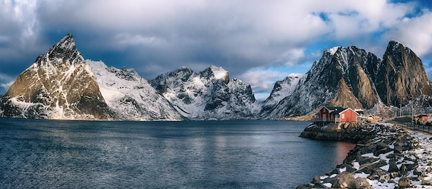 Panoramablick auf das berühmte Fischerdorf Hamnoy auf den Lofoten, Norwegen mit rotem Rorbu-Haus im Winter