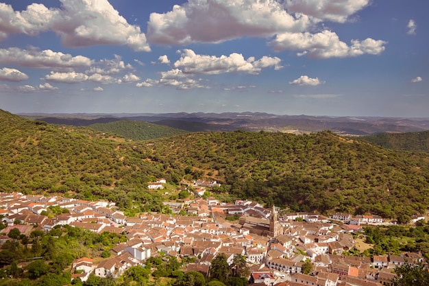 Panoramablick auf das Dorf Linares de la Sierra Huelva Spanien