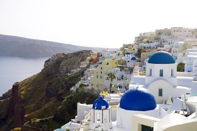 Panoramablick auf das Dorf Oia auf der überhängenden Klippe Insel Santorini Griechenland