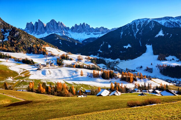 Panoramablick auf das Dorf St. Maddalena, Dolomiten, Italien