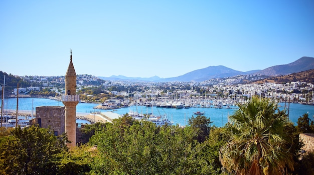 Panoramablick auf das Ägäische Meer, traditionelle weiße Häuser Yachthafen von Bodrum Castle, Türkei