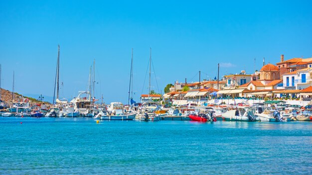 Panoramablick auf das griechische Fischerdorf am Meer an einem sonnigen Sommertag, Perdika, Insel Ägina, Griechenland