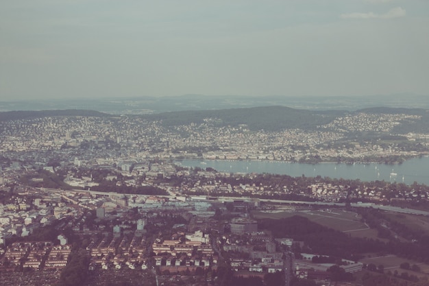 Panoramablick auf das historische Stadtzentrum von Zürich mit See, Kanton Zürich, Schweiz. Sommerlandschaft, Sonnenscheinwetter, blauer Himmel und sonniger Tag