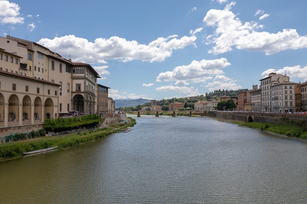 Panoramablick auf das historische Zentrum der Stadt Florenz und den Fluss Arno mit Brücke in Italien. Sommertag und blauer Himmel.