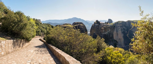 Panoramablick auf das Kloster der Heiligen Dreifaltigkeit in den Meteora-Bergen in Griechenland