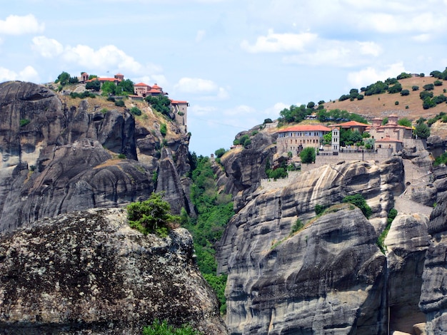 Panoramablick auf das Kloster der Heiligen Dreifaltigkeit von Meteora in Griechenland hoch in den Bergen. Ungewöhnlich