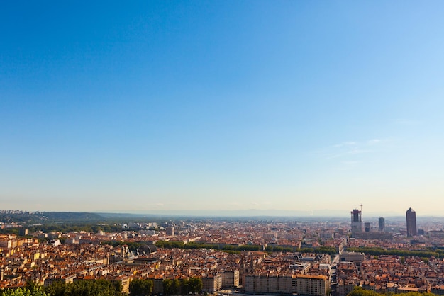 Panoramablick auf das Luftbild in Lyon von oben Klarer blauer Himmel