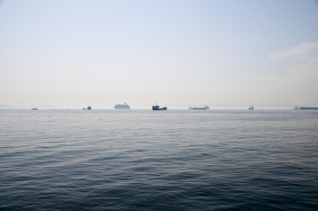 Panoramablick auf das Marmarameer und Ozeanschiffe auf der Reede 14. April 2022 Istanbul Türkei