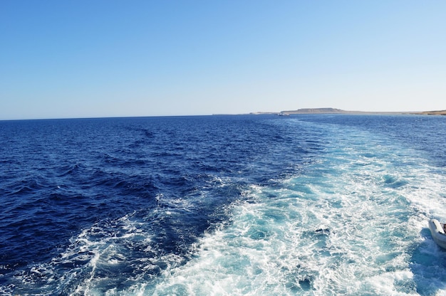 Panoramablick auf das Meer und den Horizont. Bohrt auf dem Wasser von den Propellern des Bootes. Sommer auf See.