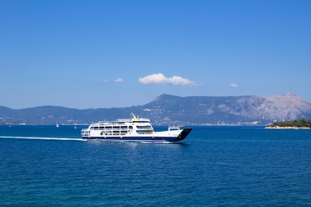 Panoramablick auf das Meer und die Yacht am sonnigen Tag. Korfu. Griechenland.