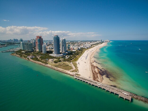 Foto panoramablick auf das meer und gebäude gegen den himmel