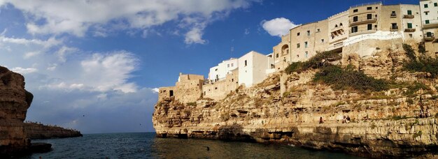 Foto panoramablick auf das meer und gebäude gegen den himmel