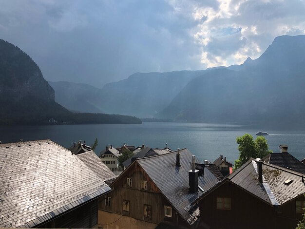 Foto panoramablick auf das meer und gebäude vor dem himmel