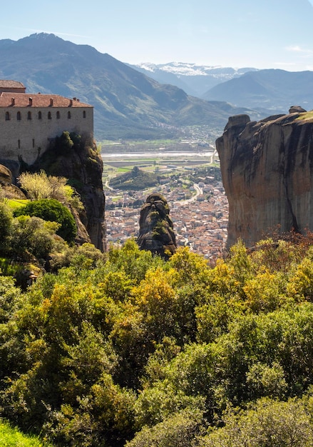 Panoramablick auf das Meteora-Gebirge und das Stephanskloster von der Aussichtsplattform i