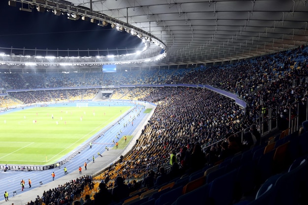 Panoramablick auf das moderne Stadion während des Fußballspiels