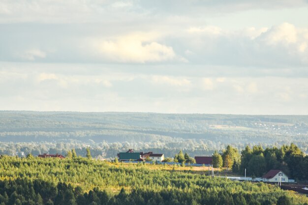 Panoramablick auf das schöne Feld