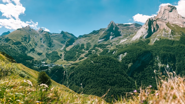 Panoramablick auf das Skigebiet Gourette in Vereno, in den französischen Pyrenäen.