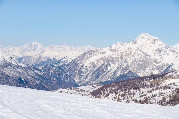 Panoramablick auf das Skigebiet Sestriere von oben