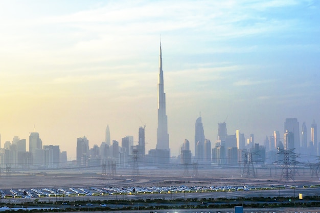 Panoramablick auf das Stadtbild der Innenstadt von Dubai von der Meydan-Brücke bei Nacht