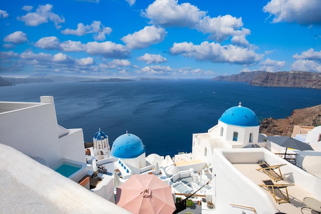 Panoramablick auf das Stadtbild der Stadt Oia auf der Insel Santorini in Griechenland Traditionelle weiße Häuser Griechenland