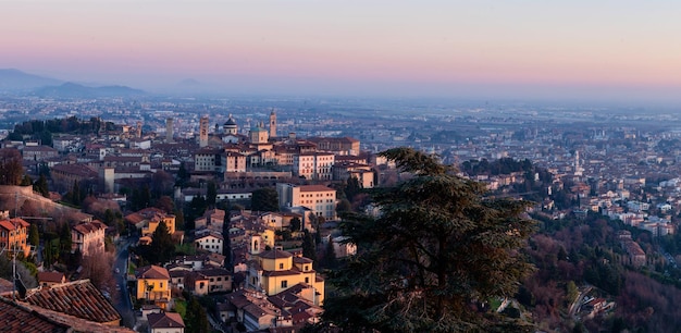 Panoramablick auf das Stadtbild von Bergamo, Luftaufnahme der Stadt im Gebirgstal