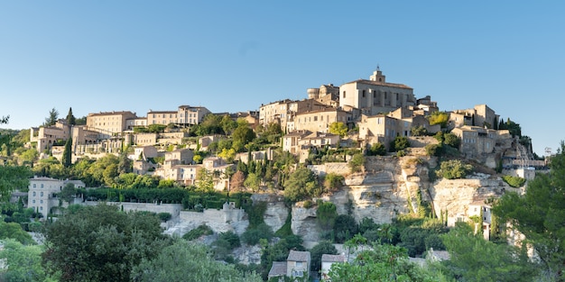 Panoramablick auf das UNESCO-Dorf der Stadt Gordes in Frankreich