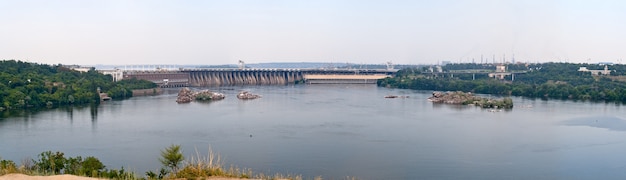 Panoramablick auf das Wasserkraftwerk Dnjepr in der Ukraine