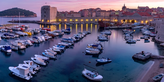 Panoramablick auf den alten Hafen und Fort St. Ivana bei Sonnenuntergang in Dubrovnik, Kroatien