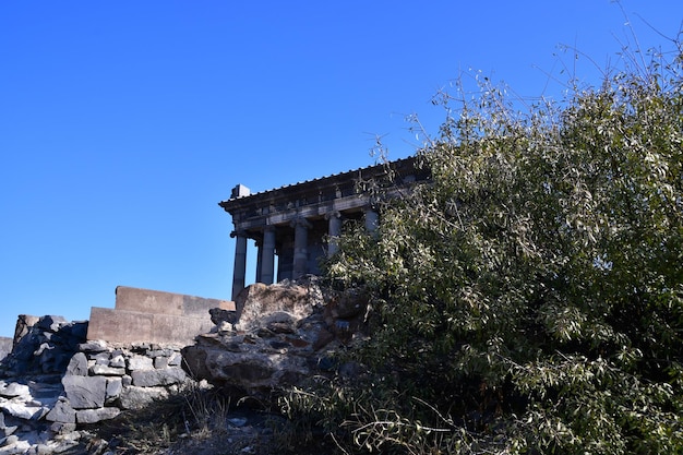 Panoramablick auf den alten heidnischen Tempel. Ruinen eines alten Tempels mit Säulen.