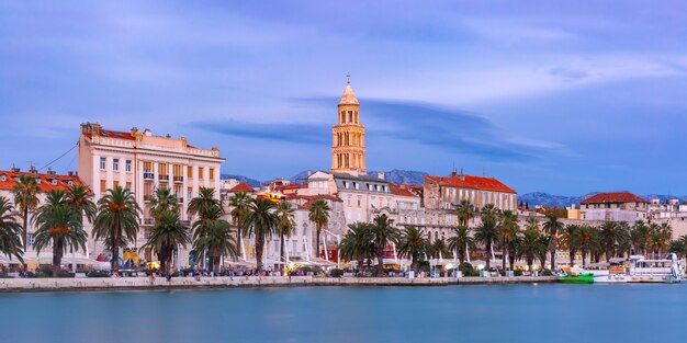 Panoramablick auf den berühmten Palast des Kaisers Diokletian und das Ufer der Adria in Split, der zweitgrößten Stadt Kroatiens bei Nacht