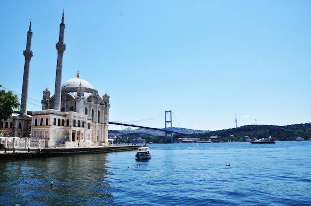 Panoramablick auf den Bosporus. Bosporus-Brücke, Moschee. 11. Juli 2021, Istanbul, Türkei.