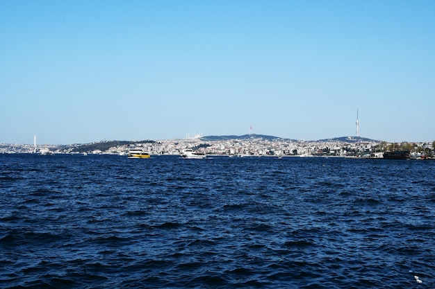 Panoramablick auf den Bosporus und die Küste mit Bergen Sonniger Tag und blauer Himmel