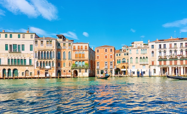 Panoramablick auf den Canal Grande in Venedig an einem sonnigen Sommertag, Italien - italienisches Stadtbild