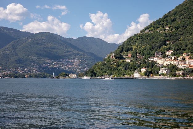 Panoramablick auf den Comer See (Lago di Como) ist ein See glazialen Ursprungs in der Lombardei, Italien. Sommertag und dramatischer blauer Himmel