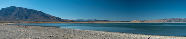 Panoramablick auf den Crowley Lake und die umliegenden Berge an einem sonnigen Tag