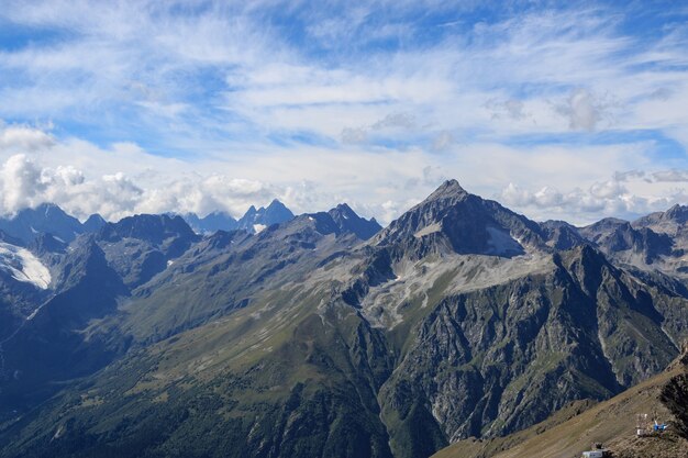 Panoramablick auf den dramatischen blauen Himmel und die Berge im Nationalpark Dombay, Kaukasus, Russland. Sommerlandschaft und sonniger Tag