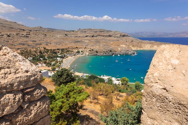 Panoramablick auf den farbenfrohen Hafen im Dorf Lindos Rhodos Luftaufnahme des wunderschönen Landschaftsmeeres